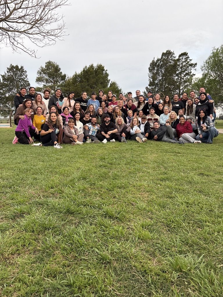 Una cohorte de la Formación reunida en el campo