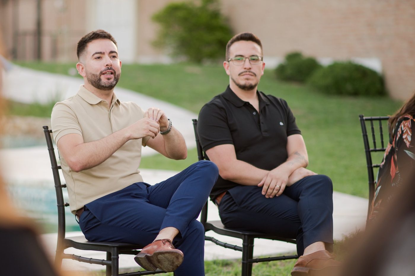 Edu Rodríguez y Juan Pablo Moyano conversando en una ronda al aire libre