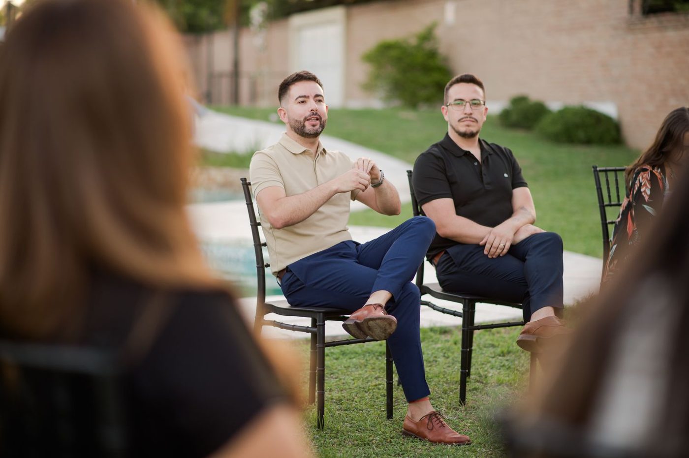 Eduardo Rodríguez y Juan Pablo Moyano conversando con participantes al aire libre