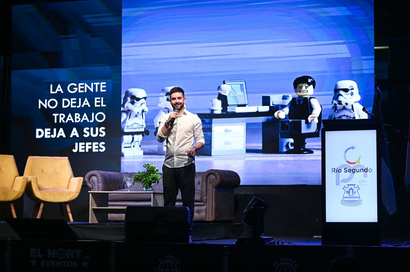 Eduardo Rodríguez en el escenario, con la frase “La gente no deja el trabajo, deja a sus jefes” en pantalla